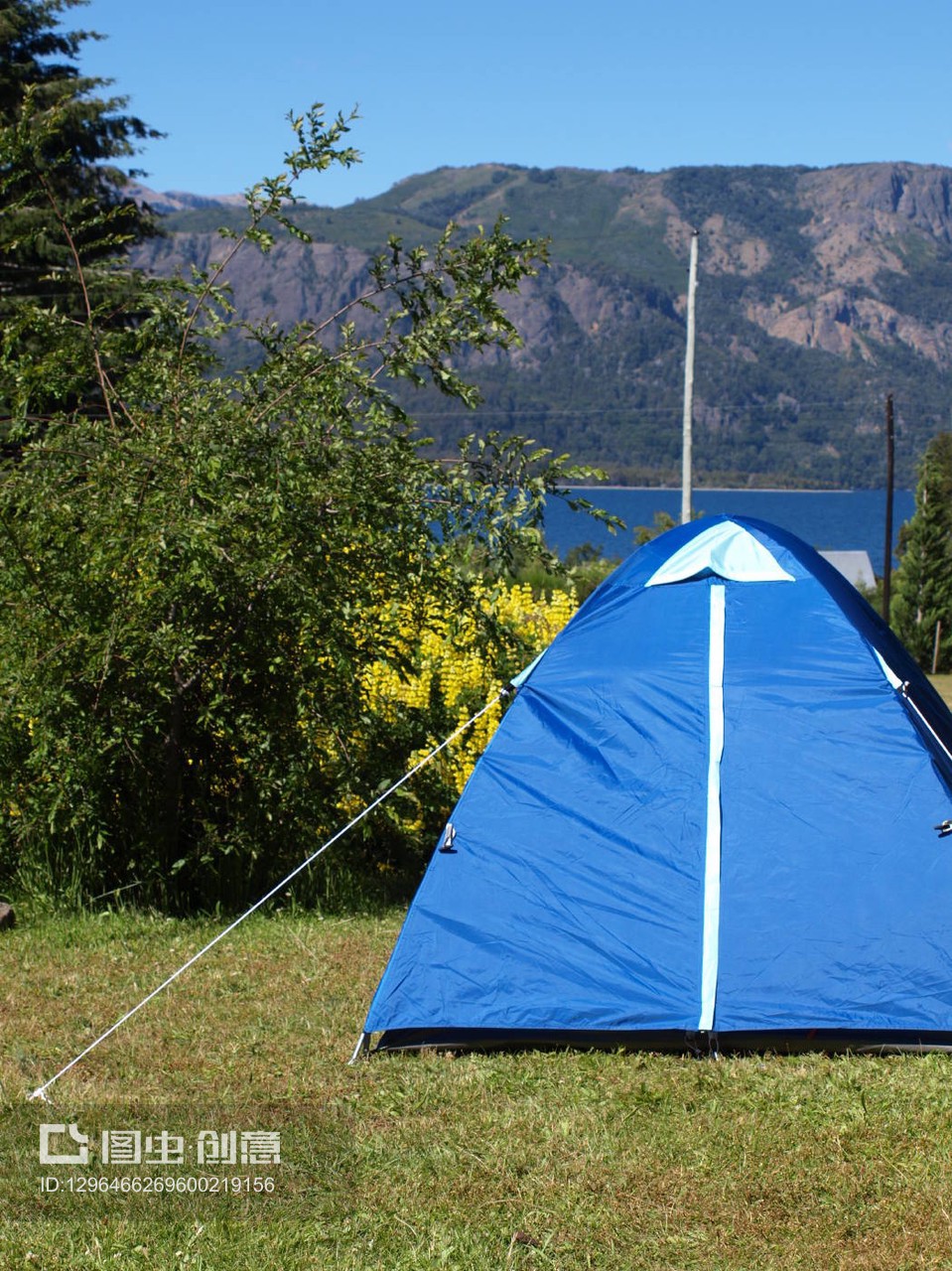蓝色帐篷与山脉全景